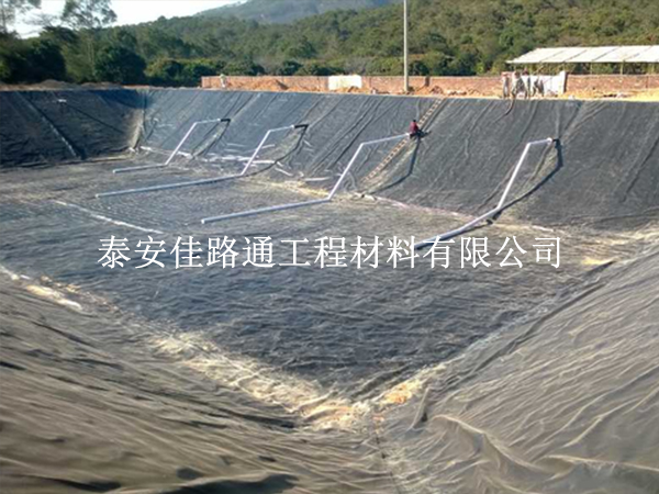 防滲土工膜施工:精準(zhǔn)對接環(huán)境需求,共筑綠色屏障 防滲土工膜施工:精準(zhǔn)對接環(huán)境需求,共筑綠色屏障