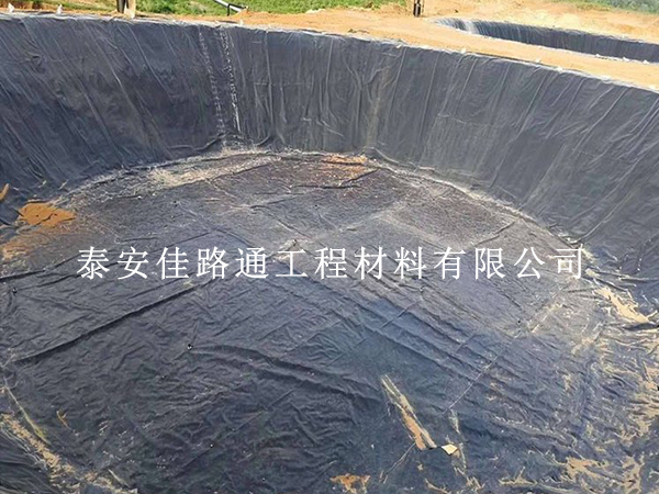 沼氣池防滲膜運(yùn)輸別大意，這些細(xì)節(jié)護(hù)好膜